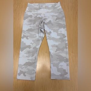 Old Navy White & Gray Camo Capri Leggings